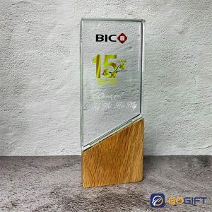 Cúp pha lê gỗ tri ân khách hàng Bico