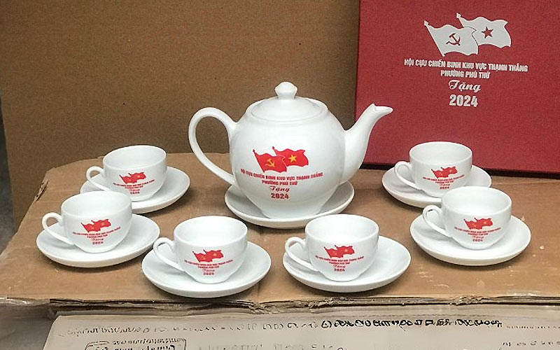 Ấm chén sứ Bát Tràng in logo Đảng