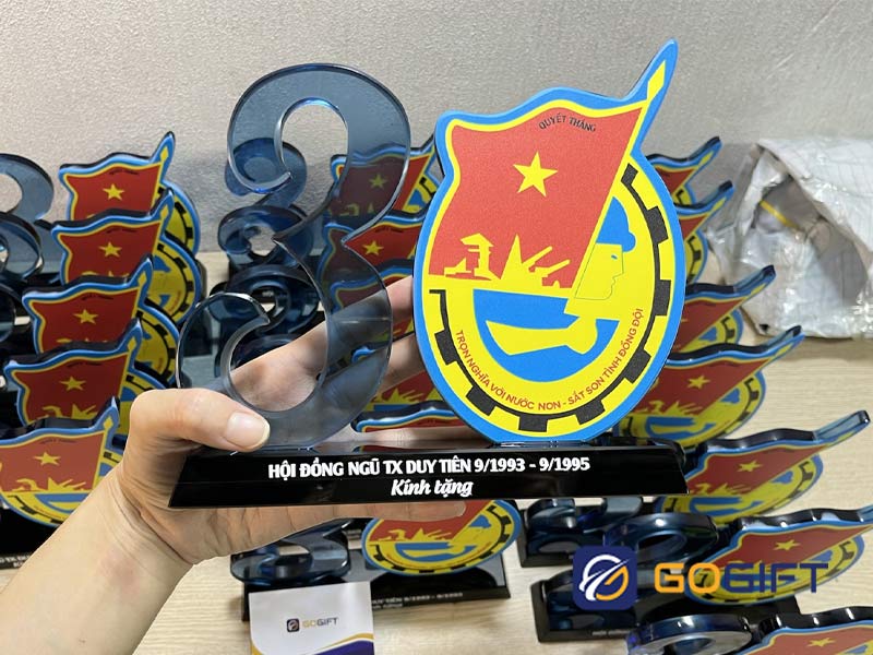 Cúp vinh danh đại hội
