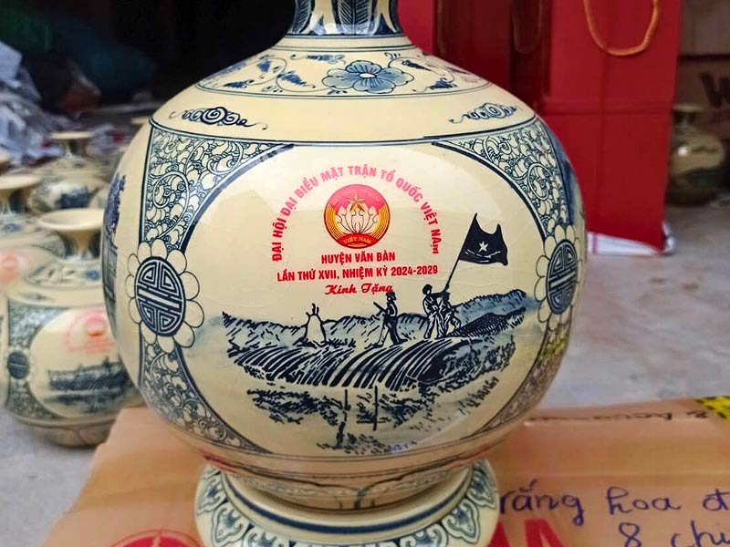 Lọ gốm Bát Tràng in logo Mặt trận