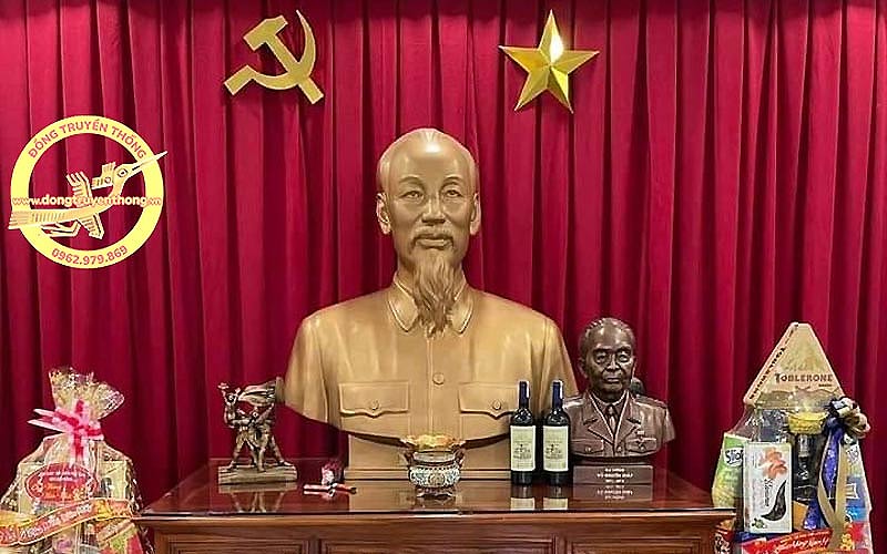 Tượng đồng Bác Hồ