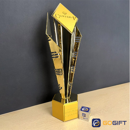 Cúp thiết kế đặc biệt giải Poker Center P