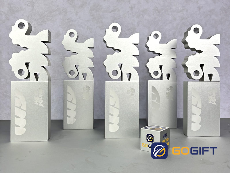 Cúp lưu niệm kim loại đẹp