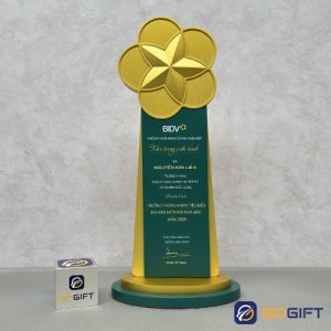 Cúp thiết kế BIDV logo bông mai