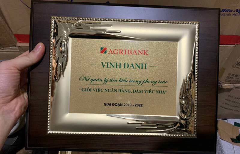 Mẫu bảng vinh danh nhân viên đơn giản, ý nghĩa 