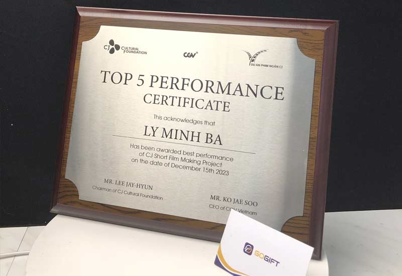 Mẫu bảng vinh danh nhân viên cuối năm bằng gỗ đẹp,. sang 